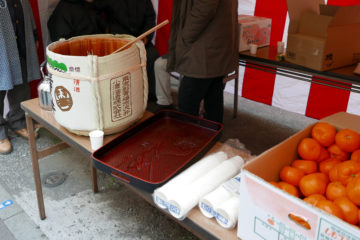 新春恒例「振舞酒」:甘酒・樽酒・みかんを振舞います。